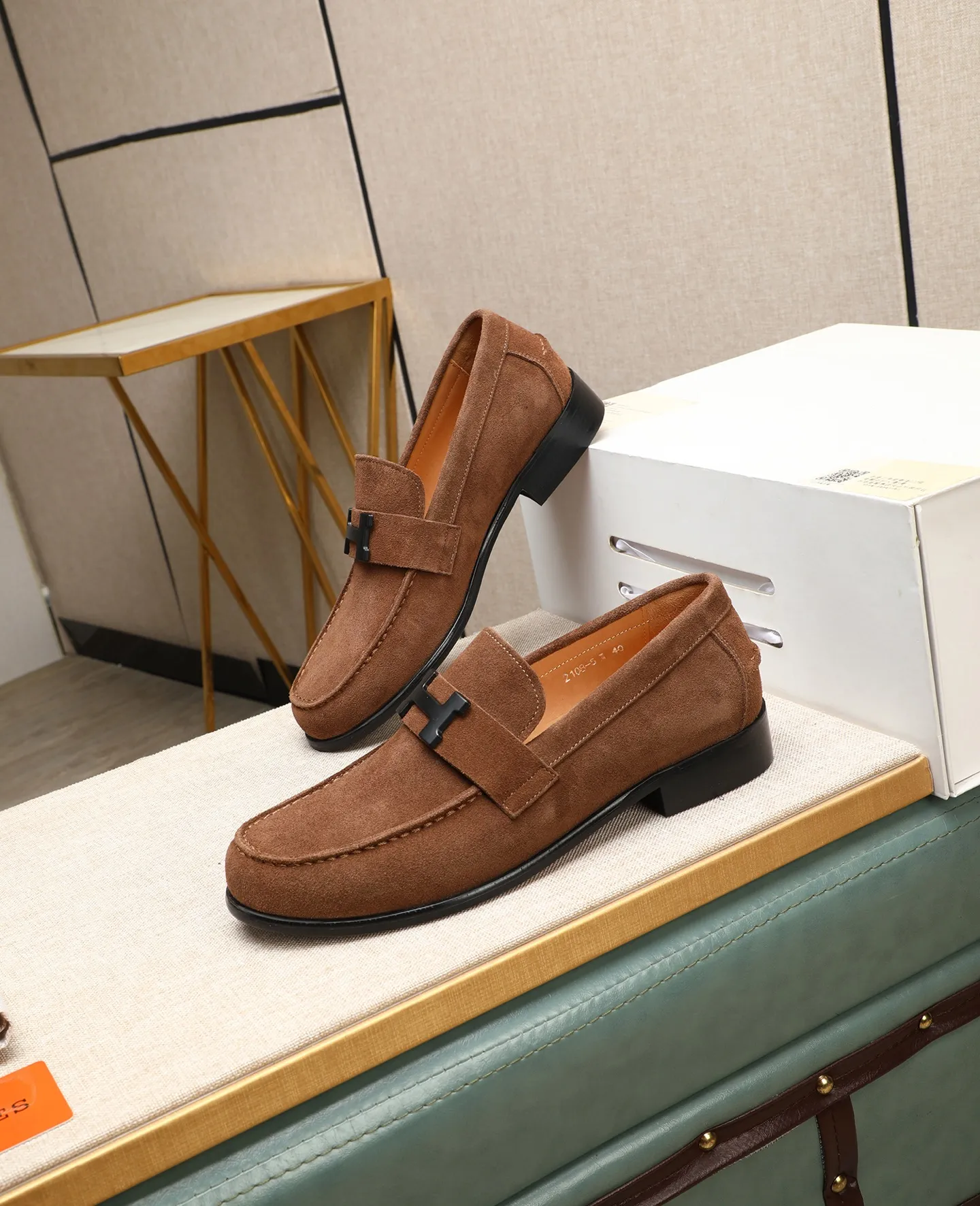 Men's shoes 💰620 Original quality Brand: Hermès Standard code: Men's code: 39.40.41.42.43.44 (38.45. Customized) Grade: Same style as the official website Original quality Material: Original cowhide Original breathable cowhide lining Original outsole Style category: Men's fashionable casual leather shoes Color: Actual picture